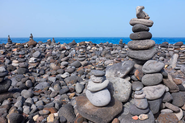 Pellolla cairns lähellä Playa Jardines, Puerto de la Cruz, Tenerife, Kanariansaaret, Espanja - Valokuva, kuva