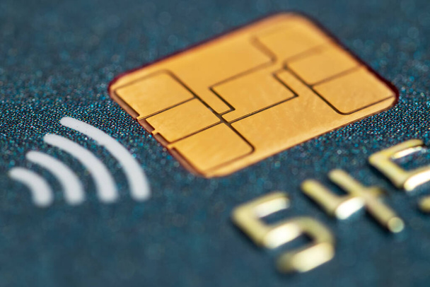 NFC chip macro disparo con tarjeta de crédito. - Foto, imagen