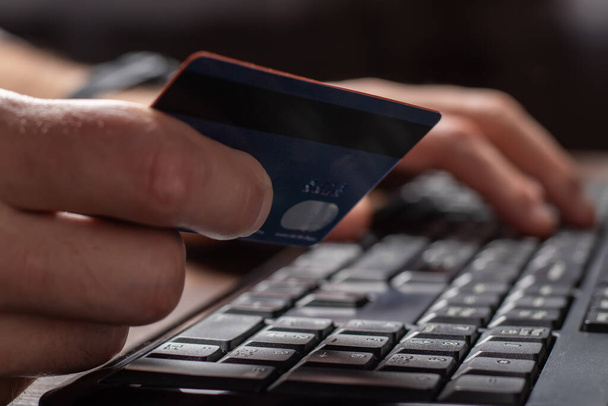 Mãos segurando cartão de crédito e usando laptop. Compras online. - Foto, Imagem