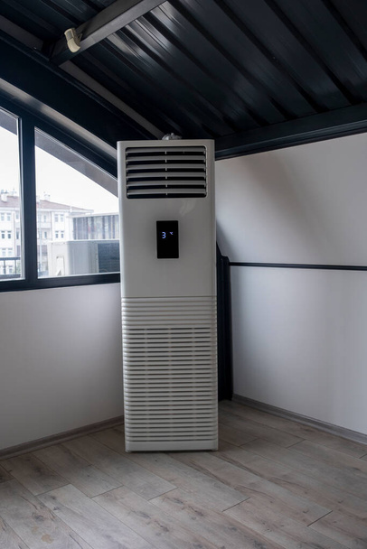 aire acondicionado vertical Torre unidad interior en la oficina loft. Máquina de enfoque selectivo - Foto, imagen