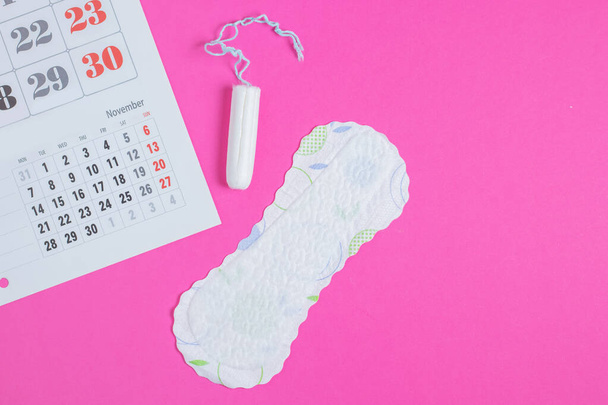 Protección de la higiene de la mujer, calendario de menstruación y tampones de algodón limpios y almohadilla de junta - Foto, Imagen