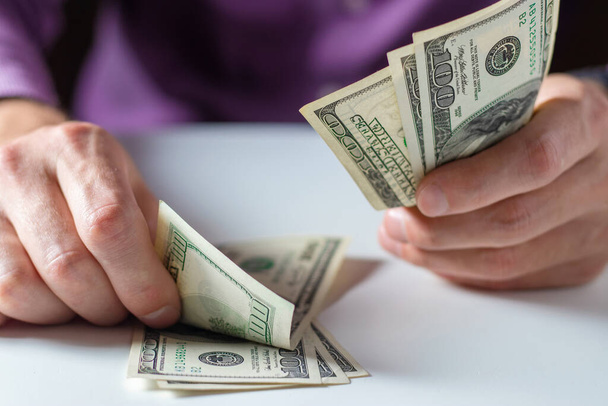 Close up männliche Hand Zählen Geld uns Dollar. Finanzunternehmenskonzept - Foto, Bild