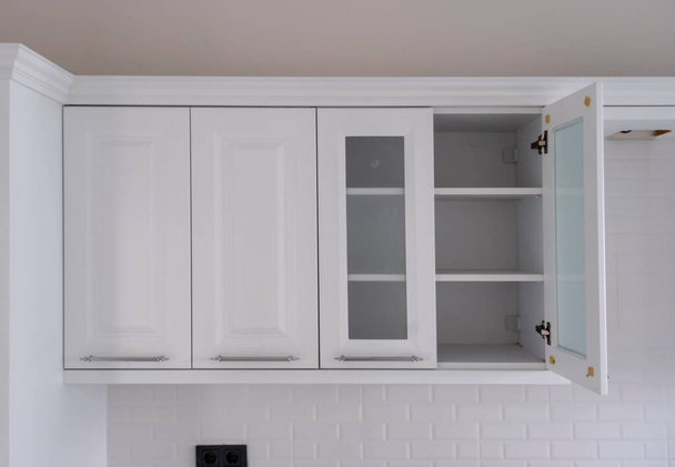 Die Gestaltung des Küchenraums. Küchenschrank mit geöffneter Tür - Foto, Bild