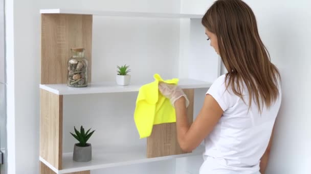 Femme utiliser un chiffon pour nettoyer les meubles, appliquer lingette pour enlever la saleté dans le bureau moderne - Séquence, vidéo