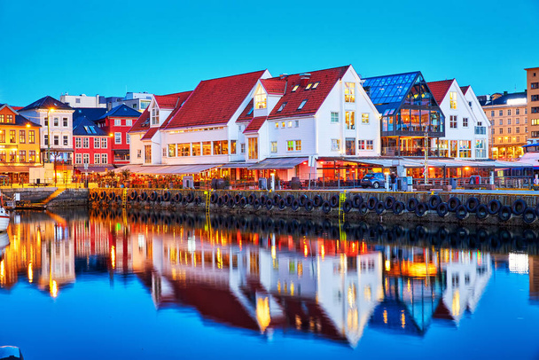 Bryggen stary molo witn refleksji o zmierzchu w Bergen, Norwegia - Zdjęcie, obraz