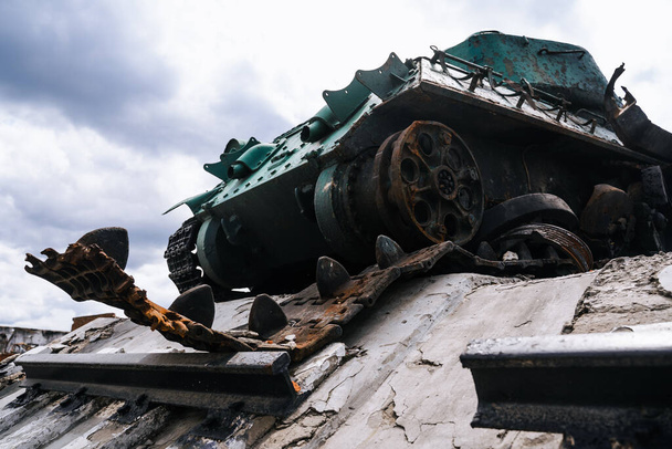 Wojna na Ukrainie. Zniszczony czołg na centralnym placu w mieście Trostyanets wyzwolony od Rosjan. Inwazja Rosji na Ukrainę - Zdjęcie, obraz