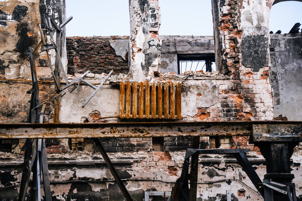 Destruyó y quemó casas y tiendas civiles en la ciudad de Trostyanets. Región de Sumy. Edificios civiles. Invasión militar rusa de Ucrania - Foto, Imagen