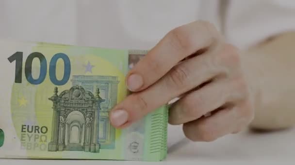 Καυκάσια γυναίκα με ρούχα ιατρικών αδελφών μετράει χρήματα. Κοντινό πλάνο. Υψηλής ποιότητας 4k πλάνα - Πλάνα, βίντεο