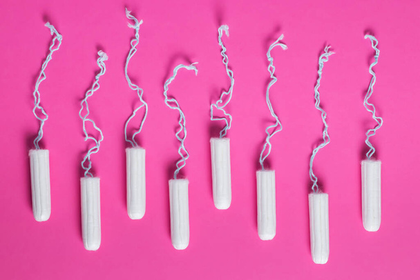 Menstruationszeit Konzept. Hygieneschutz für Frauen. Baumwolltampons auf rosa Hintergrund - Foto, Bild
