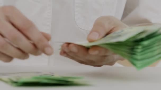 Blanke vrouw in medische zusters jurk telt geld. Een close-up. Hoge kwaliteit 4k beeldmateriaal - Video