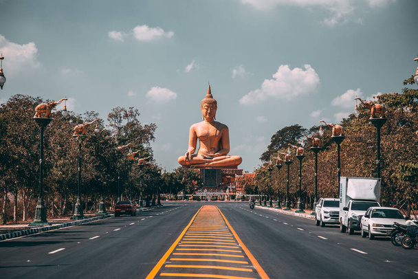 Wat Pikul Thong Phra Aram Luang або Wat Luang Por Pae храм з гігантським Буддою, в Сінг Бурі, Таїланд - Фото, зображення