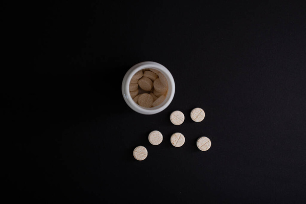 Χάπια, βιταμίνες, μακροσκοπική φωτογραφία φαρμάκων στο παρασκήνιο - Φωτογραφία, εικόνα
