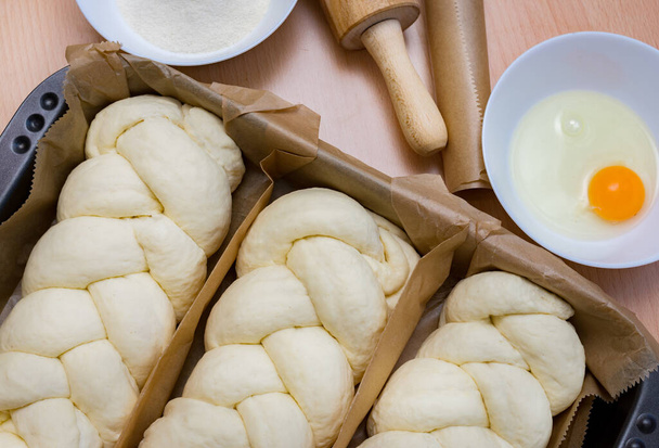 Pâte pour pain frais, petits pains prêts pour le four. Gâteaux frais faits maison pour le dîner. Concept de cuisson. - Photo, image