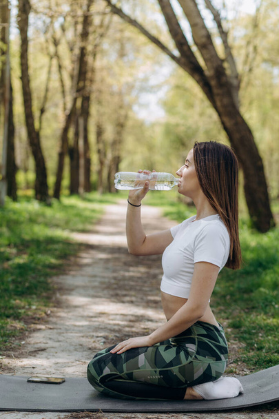 Belle jeune femme boire de l'eau après la formation
 - Photo, image