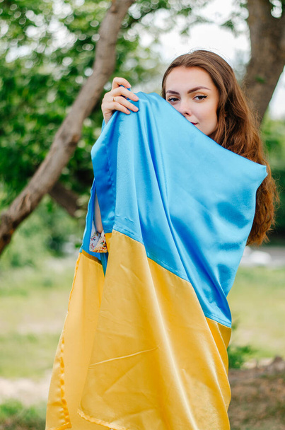 Κορίτσι με τη σημαία της Ουκρανίας. Ουκρανή γυναίκα με τη σημαία της Ουκρανίας. Σημαία της Ουκρανίας. Πατριωτική φωτογραφία Ουκρανής με τη σημαία της Ουκρανίας - Φωτογραφία, εικόνα