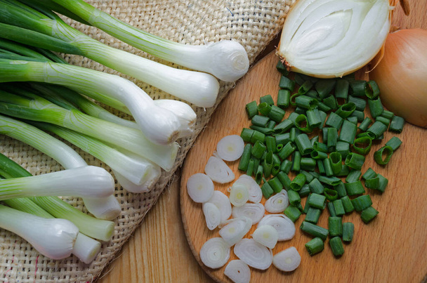 Grüne Zwiebeln auf Klette, Nahaufnahme. Sehr vitaminreiche Lebensmittel. - Foto, Bild
