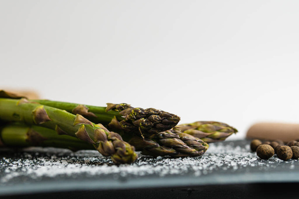 Close-up van biologische verse groene asperges. Concept van gezond vegetarisch voedsel, dieet en thuiskoken. Kopieerruimte. - Foto, afbeelding