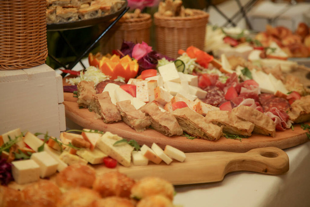 ビュッフェスタイルの食事は、上記のテーブルの上に様々な食品の複数のホットとコールド料理を提供しています。スウェーデンのテーブル. - 写真・画像