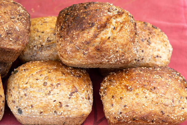 Una ricetta sana e molto semplice per pane vegano di grano saraceno fatto senza glutine utilizzando sesamo e girasole e semi di zucca. Cibo vegetariano - Foto, immagini