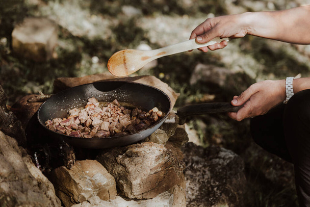 Cooking veal liver in pan at camp - Fotó, kép