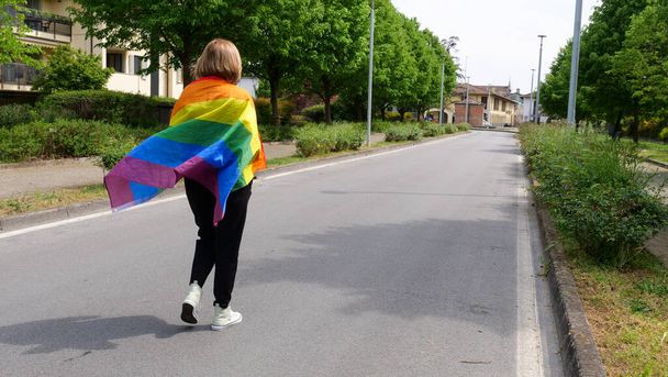 Biseksuaali, lesbo, nainen, nainen, transsukupuolinen kävellä takaisin LGBTQIA lippu, sateenkaaren rauha ylpeänä kiinnittyy tiellä päivä ja juhlia Bisexuality Day tai National Coming Out päivä - Valokuva, kuva