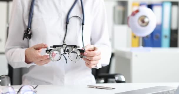 Occhiali oculista strumento oftalmologo e modello anatomia degli occhi. Selezione del concetto di occhiali - Filmati, video