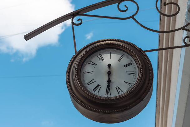 Vintage street clock. Vintage clock hanging on the wall. - Foto, Bild