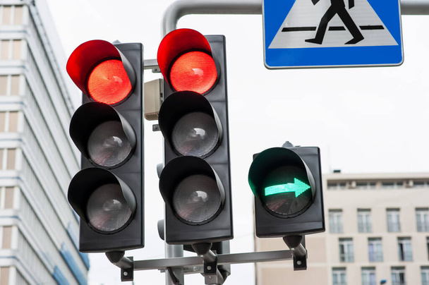 Traffic lights and Pedestrian Crossing road sign in city - Foto, Imagen