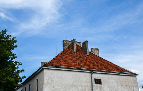 Betegeld dak van twee verdiepingen paleis van prins Stanislaw Lubomirski gelegen op het grondgebied van Dubno Castle. Rivne regio, West-Oekraïne - Foto, afbeelding