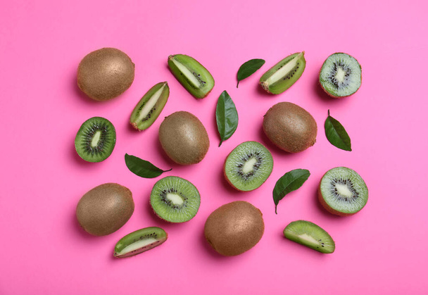 Flat lay composition with fresh ripe kiwis on pink background - Foto, afbeelding