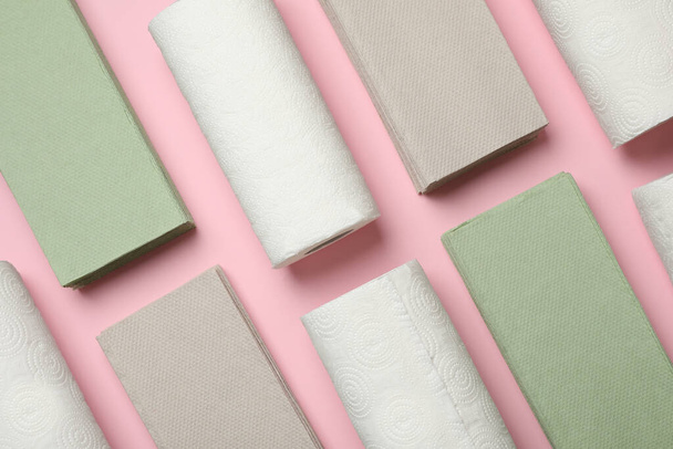 Paper towels and napkins on pink background, flat lay - Φωτογραφία, εικόνα