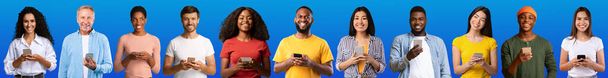 Lachende Millennials und alte multiethnische Menschen mit Smartphone auf blauem Hintergrund, Atelier, Collage, Freiraum. Soziale Netzwerke, neuer Blog, App, tolles Angebot, Werbung und Kommunikation aus der Ferne - Foto, Bild