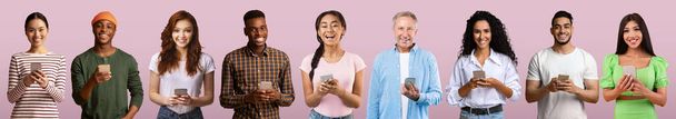 Lachende, fröhliche ältere und junge internationale Männer und Frauen tippen auf Smartphones isoliert auf rosa Hintergrund, Kopierraum, Panorama, Studio. Kommunikation und Chat, neue App, Anzeige und riesiges Angebot - Foto, Bild