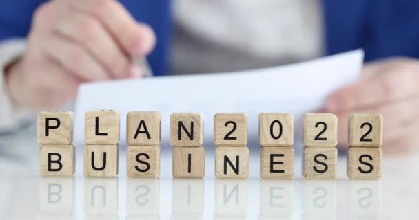 Texte business plan 2022 sur cubes et plan de gestion pour le succès. Concept de développement des entreprises - Séquence, vidéo