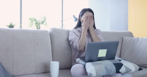 Geschokt nerveuze vrouw die thuis aan laptop werkt. Remote work error in rapporten en deadline voor freelancer concept - Video