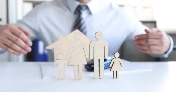 Proteção da propriedade familiar e seguro de família. Conceito de segurança patrimonial e de capital de família - Filmagem, Vídeo