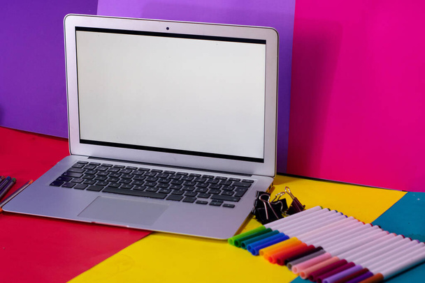 Kolorowe ołówki i długopisy z metalu, z bliska - Zdjęcie, obraz