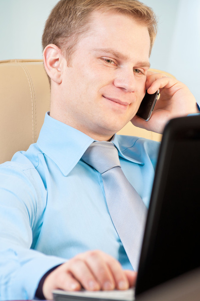 Young businessman talking on the phone - Zdjęcie, obraz