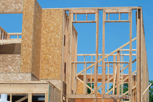 Nieuwbouw home framing tegen blauwe hemel hout echt multiplex - Foto, afbeelding