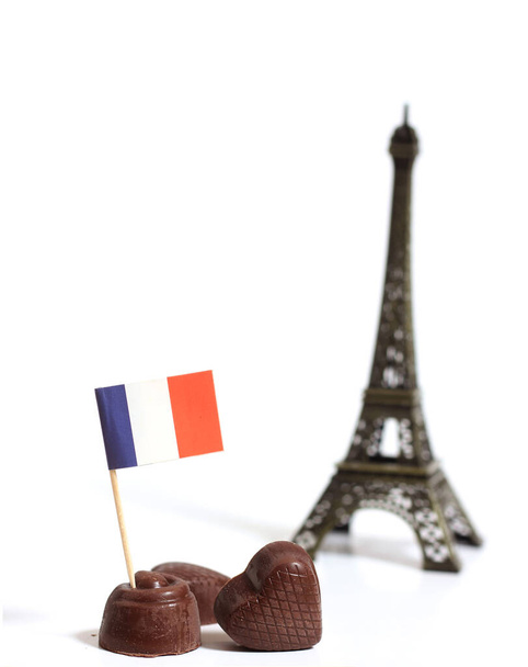 Ranskalainen suklaa tryffelit Ranskan lippu ja Eiffel-torni eristetty valkoinen - Valokuva, kuva