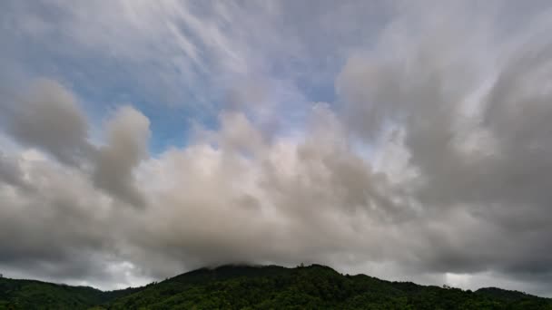 Πλάνα Timelapse Σκοτεινός ουρανός και μαύρο σύννεφο. Μαύρα σύννεφα που κινούνται γρήγορα στον δραματικό ουρανό πάνω από τα βουνά.Σκοτεινή θυελλώδης βροχή συννεφιά φύση Time Lapse σύννεφα καταιγίδα Τρομερός καιρός κακή ημέρα καιρού - Πλάνα, βίντεο