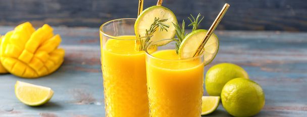Szemüveg ízletes mangó smoothie a fa asztalon, közelkép - Fotó, kép