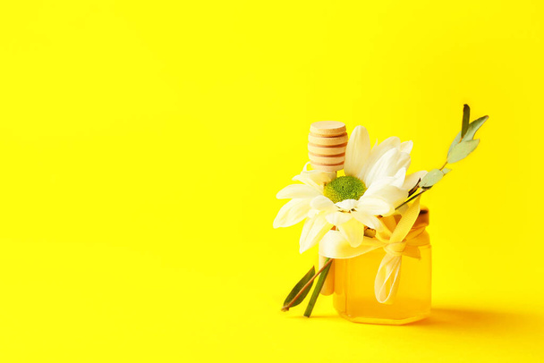 Honey bonbonniere and chrysanthemum flower on yellow background - Foto, Imagem