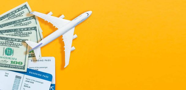 Μοντέλο αεροπλάνο, αεροπλάνο σε παστέλ χρώμα φόντου. Lay επίπεδη σχεδίαση - Φωτογραφία, εικόνα