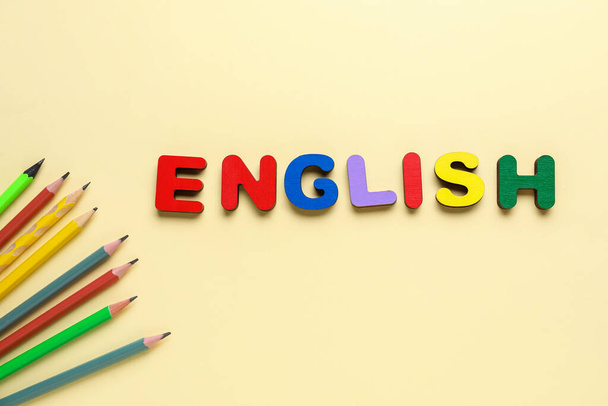 Slovo ENGLISH s tužkami na béžovém pozadí - Fotografie, Obrázek