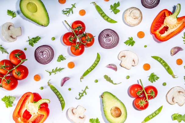 Різні свіжі візерунки овочів. Сирі органічні овочі, інгредієнти салату яскраві плоскі на білому тлі. Здорове харчування поширена дієта, вегетаріанська вегетаріанська їжа приготування фону копіювання простору
 - Фото, зображення