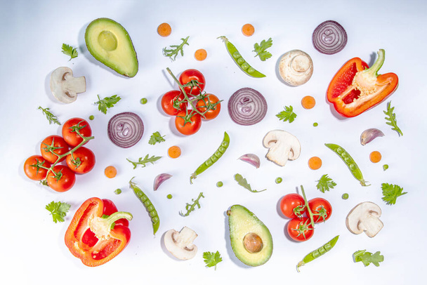 様々な新鮮な野菜のパターン。生の有機野菜、サラダ成分が白い背景に鮮やかなフラットレイ。健康的な食事一般的な食事療法、ビーガンベジタリアン料理背景コピースペース - 写真・画像