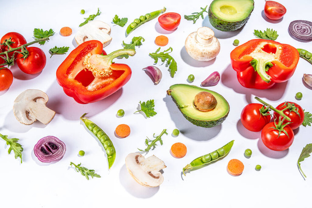 Divers modèles de légumes frais. Légumes bio crus, ingrédients de salade flatlay lumineux sur fond blanc. Alimentation saine régime alimentaire commun, végétarien végétalien cuisine fond copie espace - Photo, image