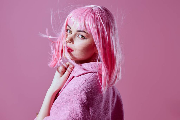 Портрет очаровательной дамы в розовом блейзере розовый парик обрезанный вид студийной модели неизменным. Высокое качество фото - Фото, изображение