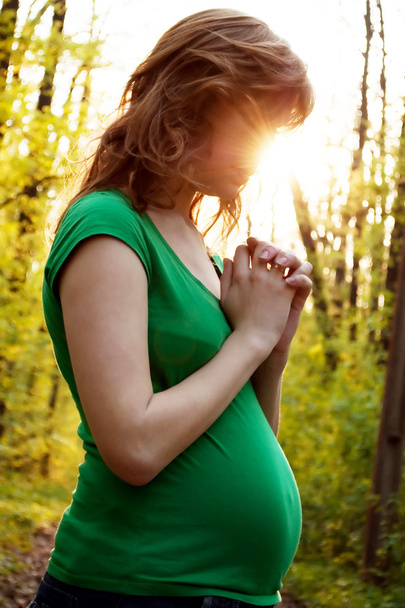 Jovem grávida está orando
 - Foto, Imagem